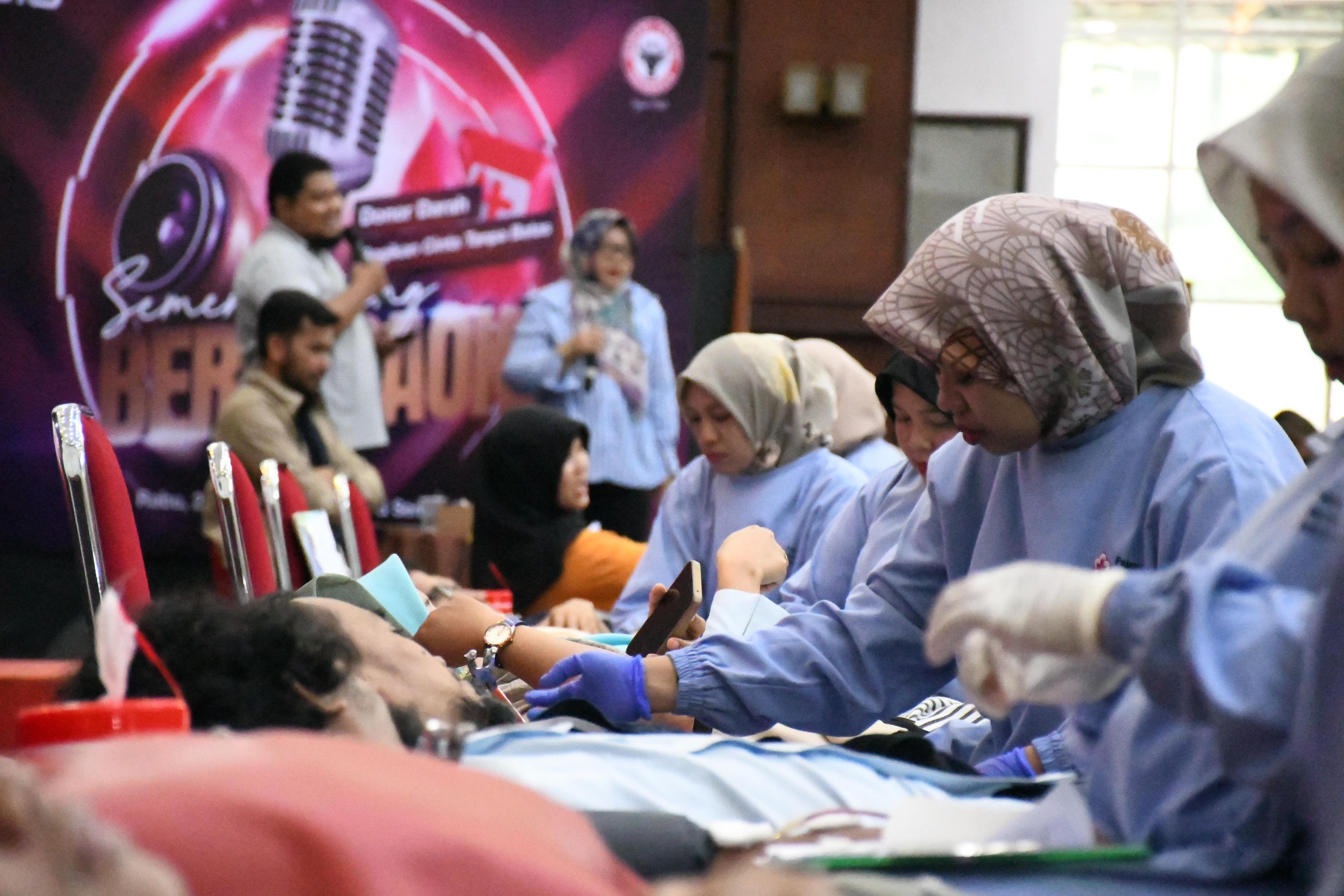 PT Semen Padang menggelar kegiatan donor darah dengan tema Bagikan Cinta Tanpa Batas di Gedung Serba Guna (GSG) setempat, Rabu (21/2/2024). 